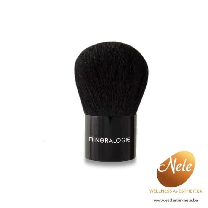 Mineralogie Minerale Make-up Kabuki Brush Wellness Esthetiek Nele